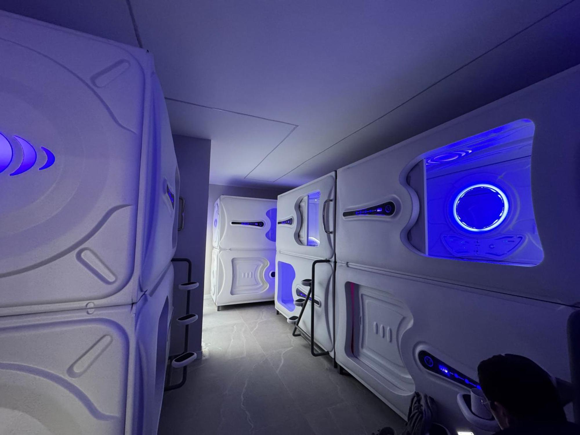 Hostel Space Capsule - Madrid — Fotos 1
